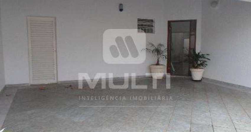 Casa com 4 quartos para alugar no Jardim Karaíba, Uberlândia 