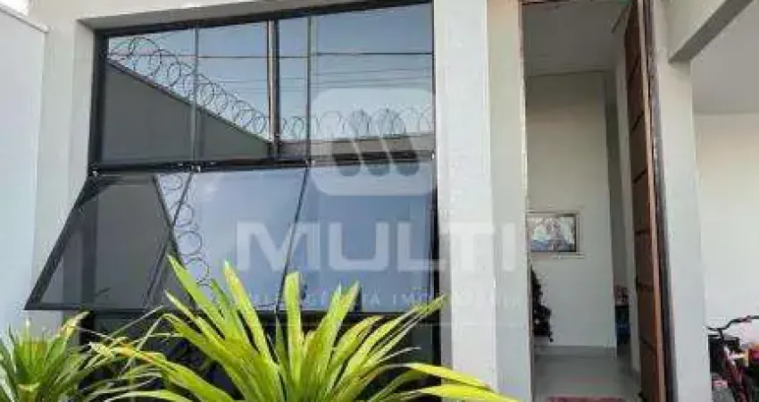 Casa com 4 quartos para alugar no Novo Mundo, Uberlândia 