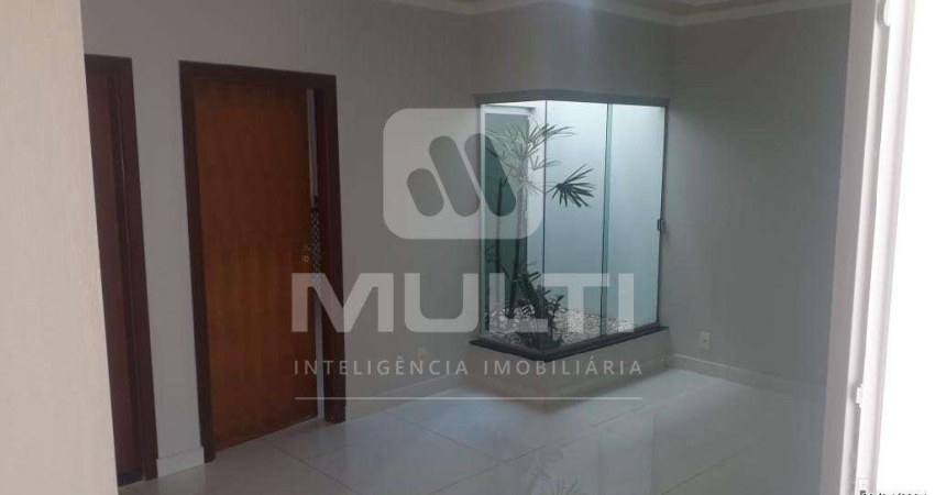 Casa com 3 quartos para alugar no Alto Umuarama, Uberlândia 