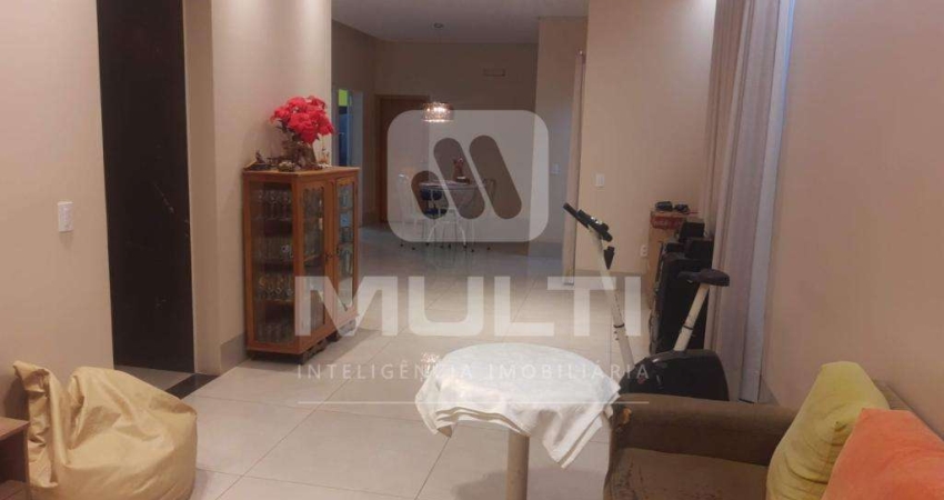 Casa com 4 quartos à venda no Santa Mônica, Uberlândia 