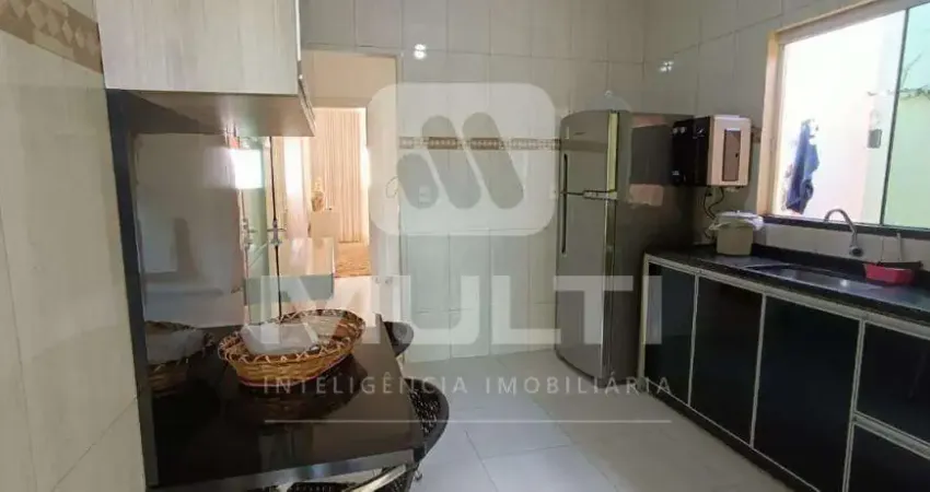 Casa com 3 quartos à venda no Jardim Holanda, Uberlândia 