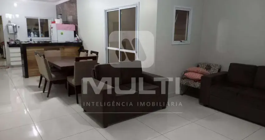 Casa em condomínio fechado com 3 quartos à venda no Jardim Holanda, Uberlândia 