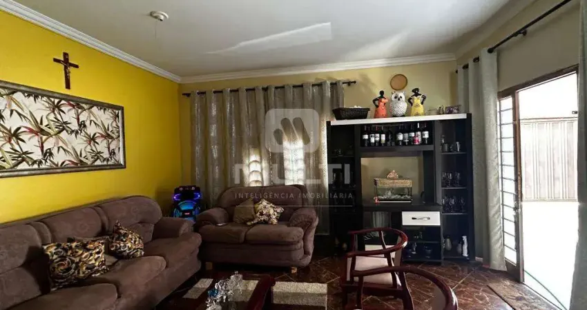Casa com 3 quartos à venda na Cidade Jardim, Uberlândia 
