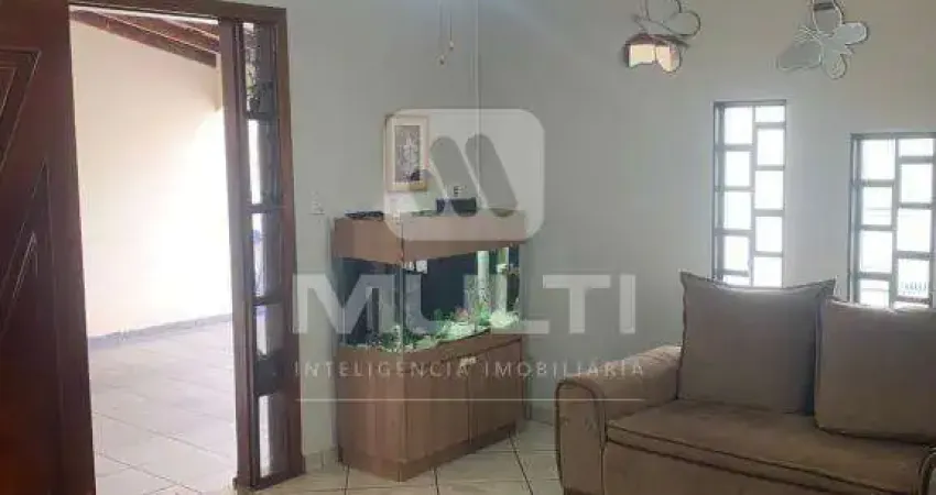Casa com 3 quartos à venda na Cidade Jardim, Uberlândia 