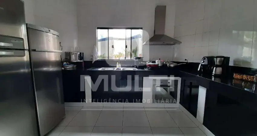 Casa com 3 quartos à venda na Cidade Jardim, Uberlândia 