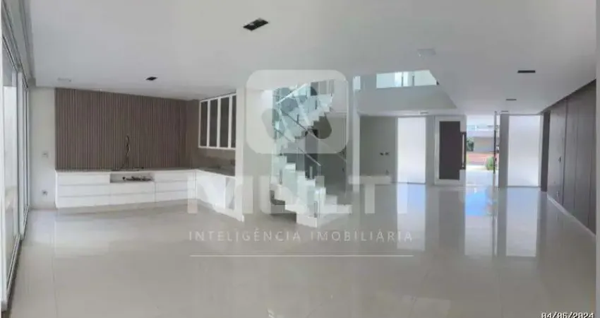 Casa em condomínio fechado com 4 quartos para alugar no Jardim Karaíba, Uberlândia 