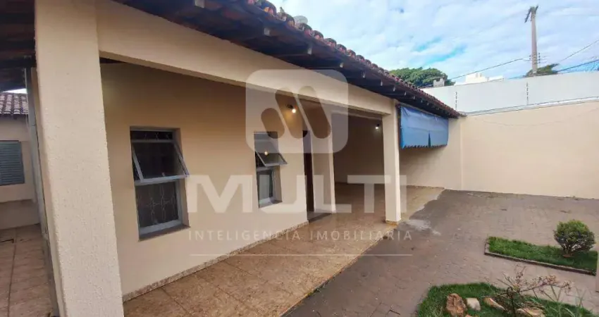 Casa com 3 quartos para alugar no Umuarama, Uberlândia 