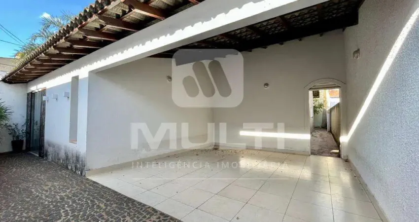 Casa com 3 quartos para alugar na Cidade Jardim, Uberlândia
