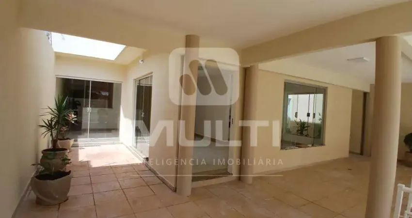 Casa com 3 quartos para alugar no Daniel Fonseca, Uberlândia 