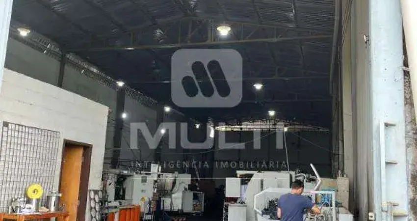 Barracão / Galpão / Depósito à venda no Marta Helena, Uberlândia