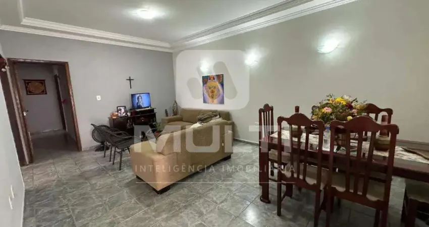 Casa com 3 quartos para alugar na Cidade Jardim, Uberlândia