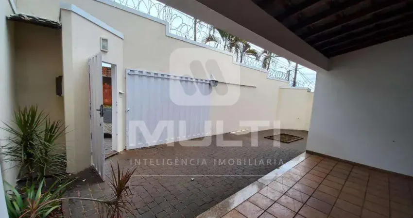 Casa com 4 quartos para alugar na Cidade Jardim, Uberlândia