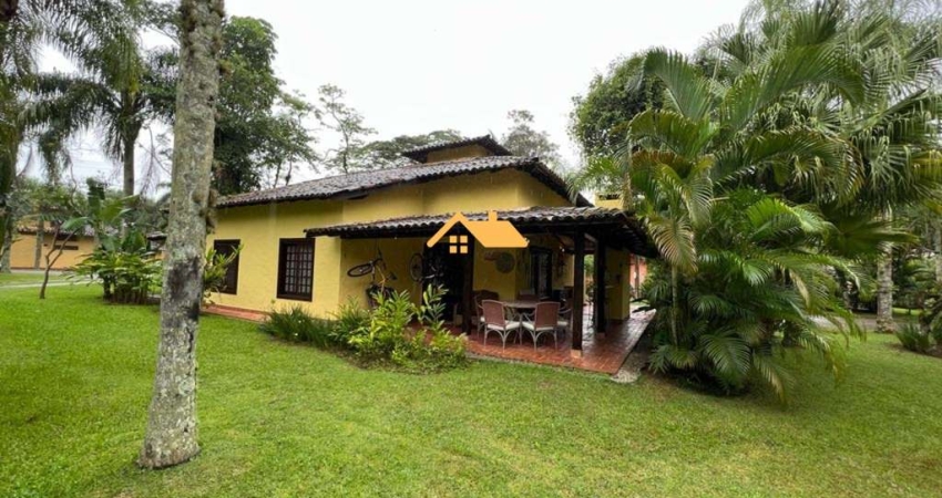 Casa térrea a venda, São Sebastião-SP: 4 quartos, 4 suítes, 2 salas, 4 banheiros, 3 vagas, 141m². Quadra de tênis, academia e a 350m da praia!