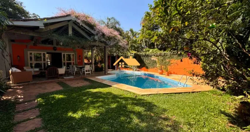 Belíssima casa à venda em São Sebastião-SP, Barra do Sahy: 3 quartos, 2 suítes, 2 salas, 4 banheiros, 2 vagas, 250m².