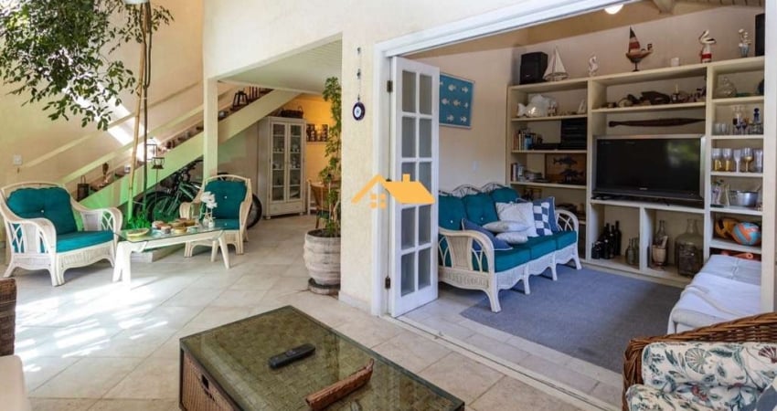 Casa em Condomínio  em Maresias - São Sebastião-SP  3 quartos, 2 suítes, 2 salas, 3 banheiros, 3 vagas  140m².