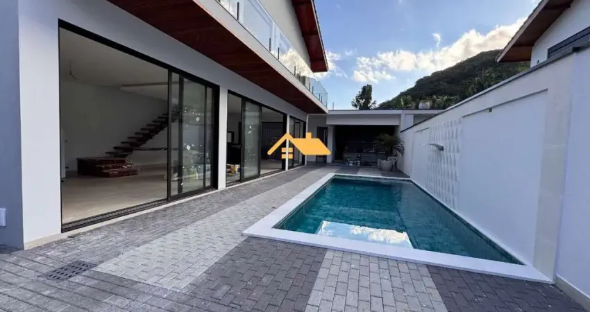 Sobrado novo  à venda em Juquehy, São Sebastião-SP! 3 quartos, 3 suítes, 2 salas, 4 banheiros, 3 vagas de garagem, 250,00 m² de área.