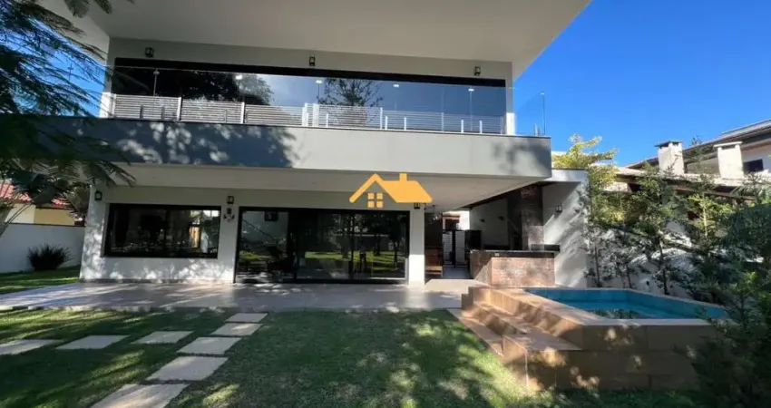 Casa de luxo em condomínio: residência de 5 quartos e 5 suítes no bairro Guaecá, São Sebastião-SP, com 360m² e 6 vagas de garagem.