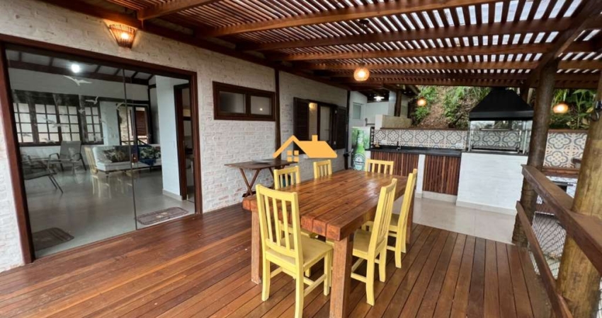 Casa com vista em condomínio  em Juquehy, São Sebastião-SP: 2 quartos, 2 suítes, 2 salas, 2 banheiros, 1 vaga, 110m².