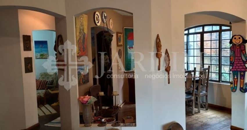 CASA COM ARQUITERURA DIFERENCIADA