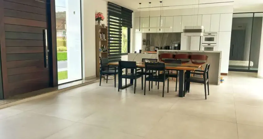 Casa em Condomínio para Venda em Joinville, Pirabeiraba, 4 dormitórios, 2 suítes, 4 banheiros, 2 vagas
