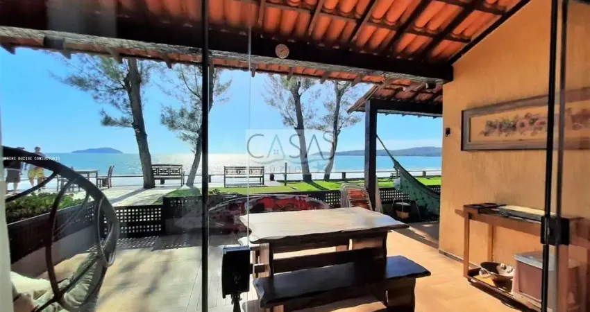 Casa 3 quartos Frontal Mar em condomínio Pé na Areia - Manguinhos.