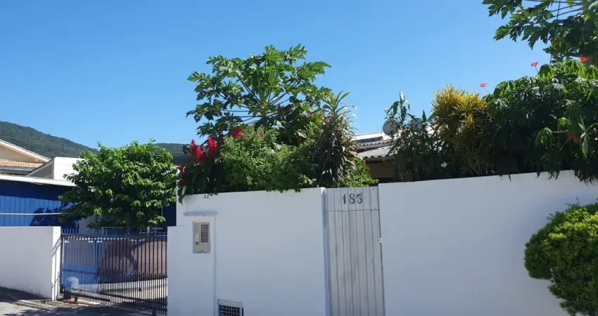 Casa a venda no rio vermelho, final da rua com acesso à trilha pra praia