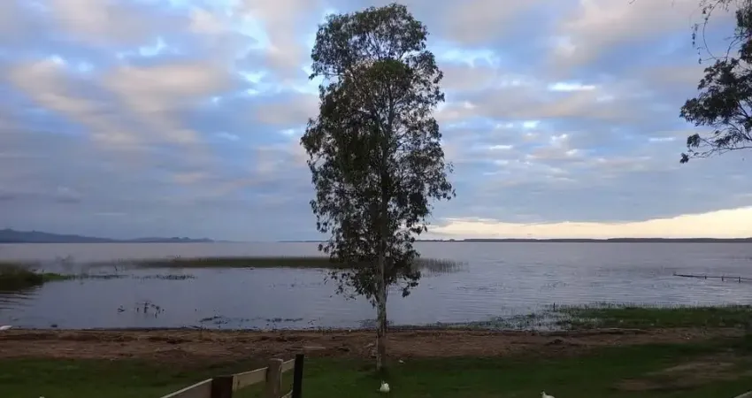 TERRA DE AREIA - BEIRA DA LAGOA ITAPEVA -Oportunidade imperdível! Casa à venda em Terra de Areia, na Rota do Sol, à beira da Lagoa Itapeva, com um visual de tirar o fôlego. A casa conta com 2 dormitór
