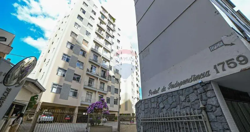 Apartamento reformado, com 2 quartos e 1 vaga de garagem