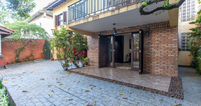 Versátil sobrado para venda com 4 quartos, sendo 2 suítes, 205m²