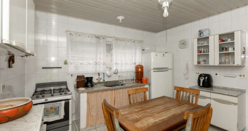 Agradável casa tipo para venda em Chora Menino com 8 quartos, sendo 2 suítes, 104m²