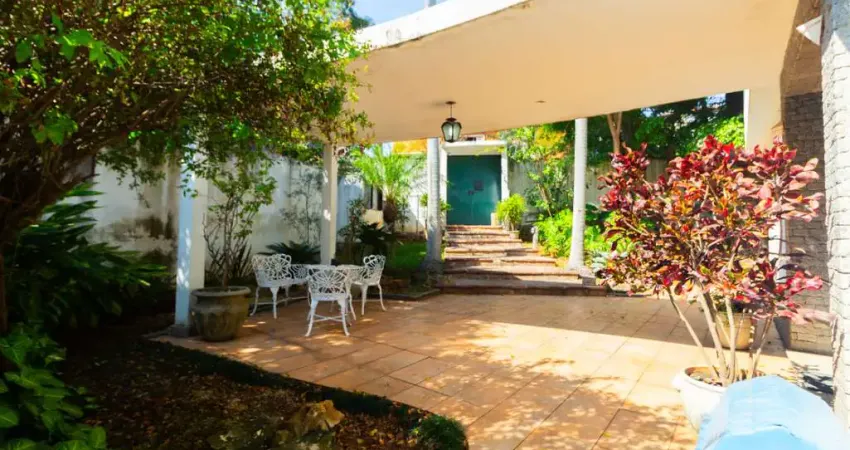 Confortável casa tipo para venda em Pacaembu com 4 quartos, sendo 2 suítes, 349m²