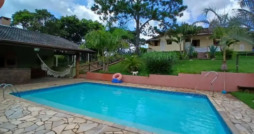 Chácara com lazer e toda mobiliada pertinho de tudo!