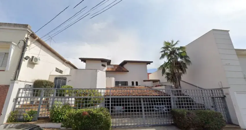 Casa à venda na Rua Doutor Cardoso de Almeida, 370, Centro, Botucatu