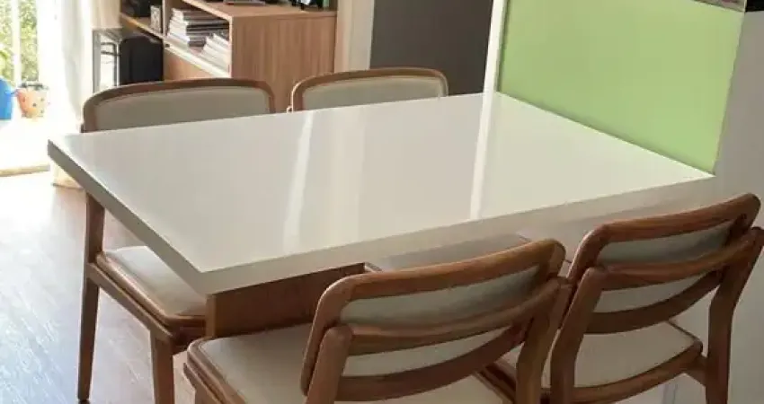 Apartamento de 2 dormitórios varanda e vaga de garagem