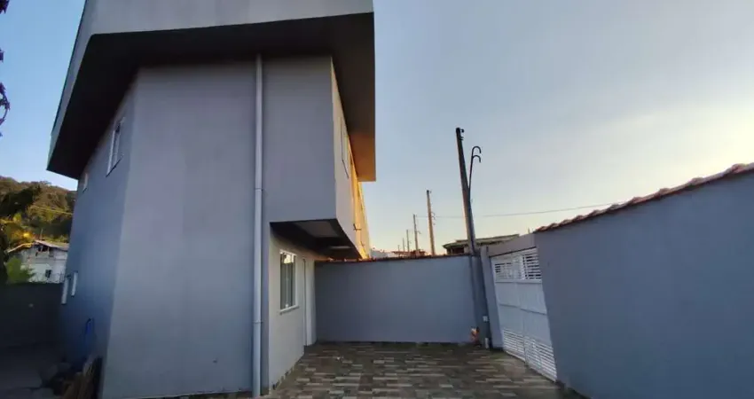 CASA COM QUINTAL GRANDE NO GUARUJÁ VITORIA PARK !!!