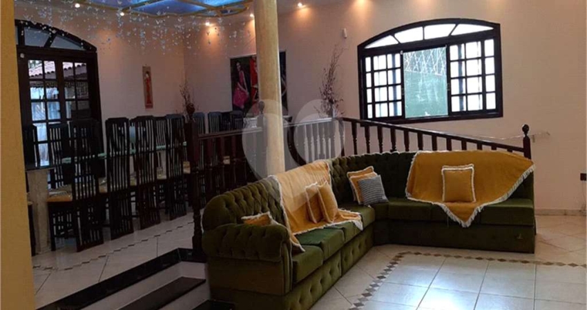 Condomínio com 6 quartos à venda em Caraguatá - SP
