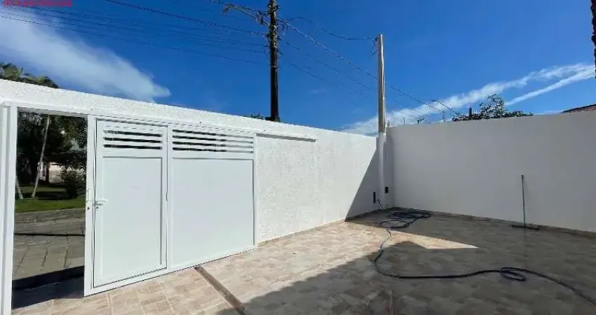 Casa à venda na Praia dos Sonhos, Itanhaém-SP: 3 quartos, 1 suíte, 1 sala, 2 banheiros, 3 vagas de garagem, 180m² de área.