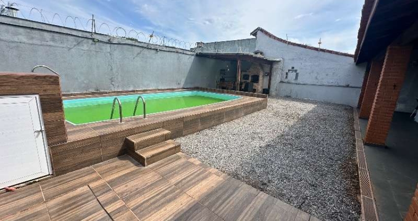 Imperdível: Casa à venda em Itanhaém-SP, bairro Bopiranga, 3 quartos, 1 suíte, 2 salas, 2 banheiros, 8 vagas de garagem, 130m².
