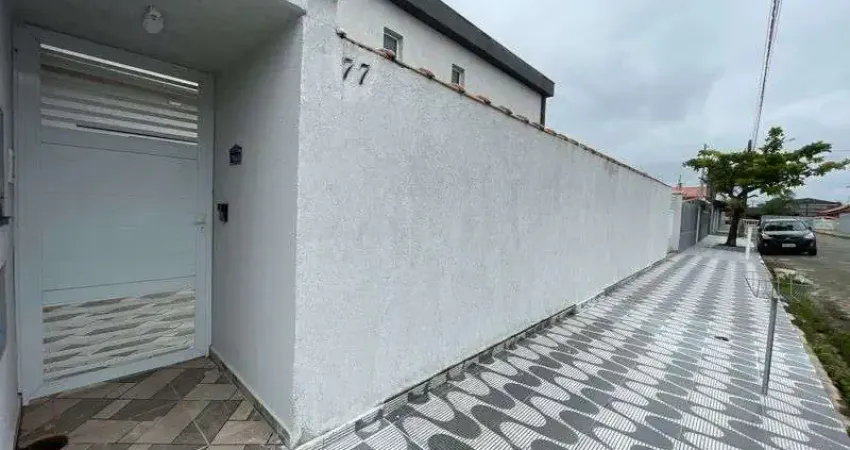 Imperdível! Casa à venda em Itanhaém-SP, bairro Grandesp, 2 quartos, 1 suíte, 1 sala, 3 banheiros, 3 vagas de garagem, 100m².