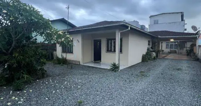 Casa com 3 quartos, 1 suíte e 2 vagas de garagem à venda em joinville-sc, morro do meio