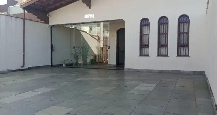CASA 3 DORMITÓRIOS  NA AVENIDA COMERCIAL E PRÓXIMO DA PRAIA
