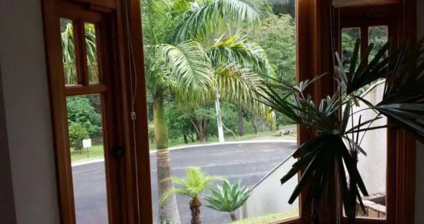 Linda Casa com 4 dormitórios no Condomínio Colinas de São Francisco