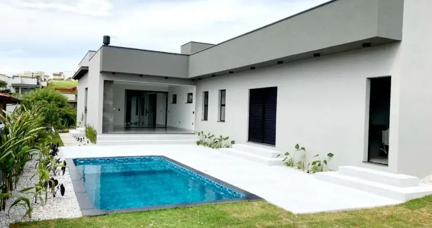 Casa Térrea com Três Suites e Piscina Aquecida no Condomínio Flamboyant