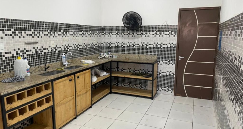 Casa no Cond. Abraham Pazuello, Ponta negra – com 3 quartos sendo 1 suíte, sala, cozinha.