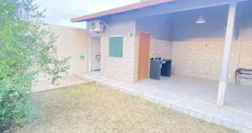 Casa no Altos de Flores – 3 quartos sendo 1 suíte, sala, quintal.