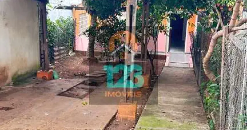 Duas casas térreas com quintal, 2 dorms, cozinha, sala, banheiro e garagem