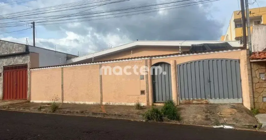 Casa para venda em Vila Maria Luiza de 203.00m² com 3 Quartos, 1 Suite e 4 Garagens