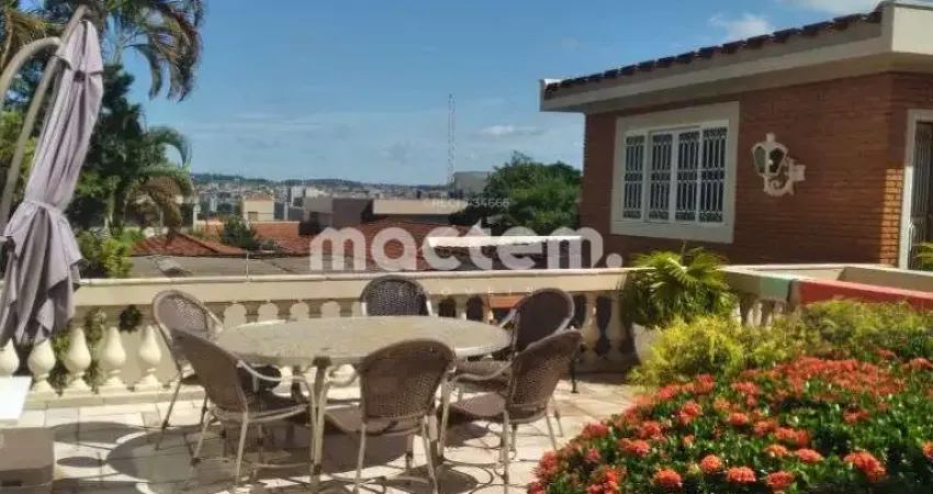 Sobrado para venda em Centro de 380.00m² com 3 Quartos, 3 Suites e 4 Garagens