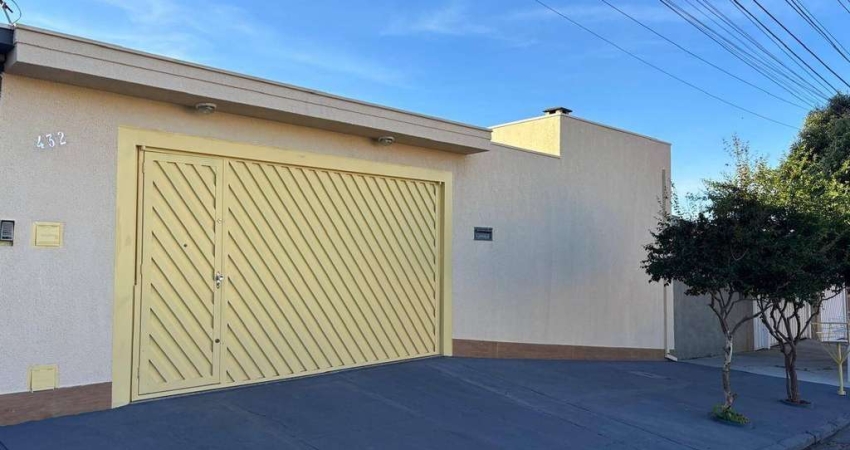 Casa para venda em Jardim São Luiz de 172.00m² com 3 Quartos, 1 Suite e 4 Garagens