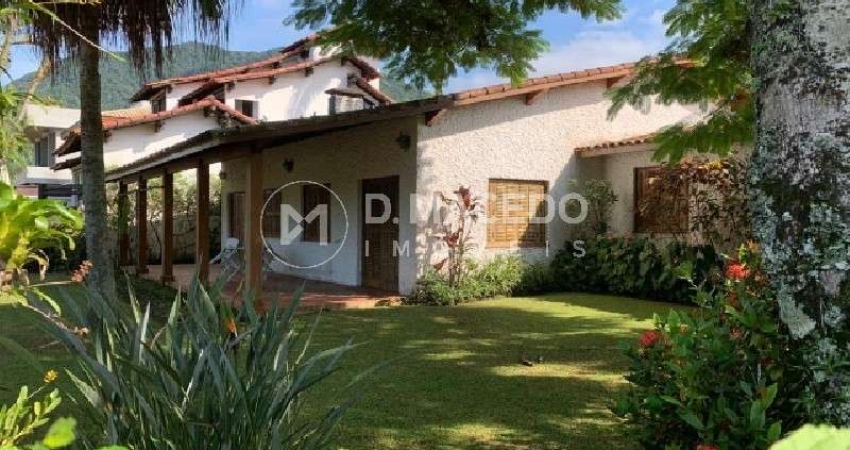Casa para venda em Condominio Lagoinha de 330.00m² com 5 Quartos, 5 Suites e 2 Garagens